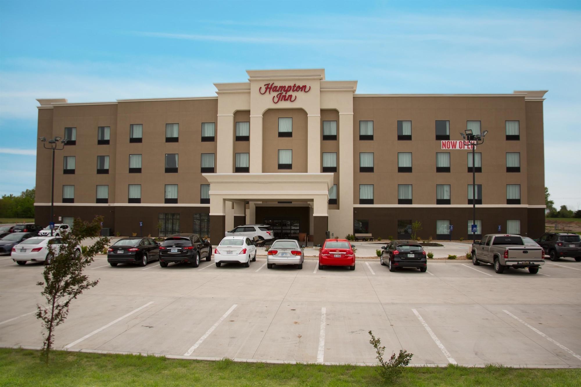 Hampton Inn Mcpherson Buitenkant foto