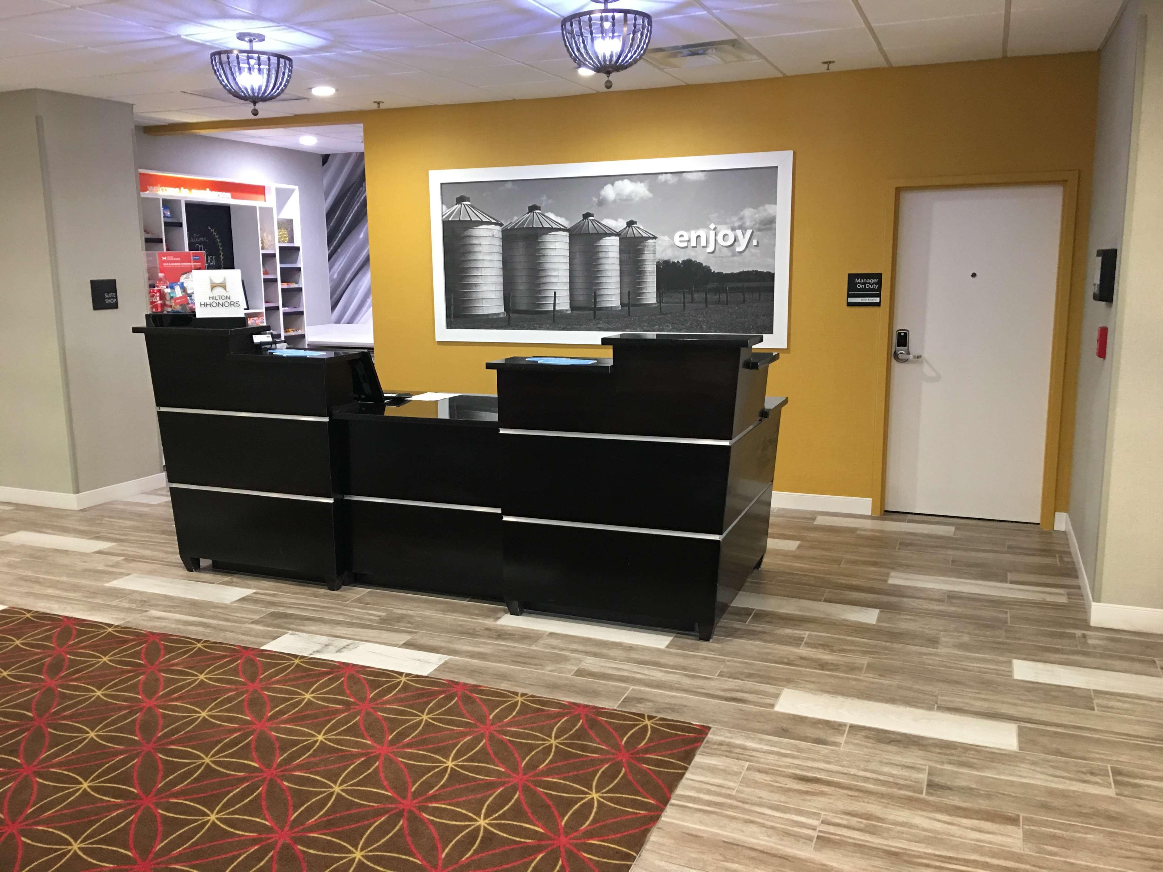 Hampton Inn Mcpherson Buitenkant foto