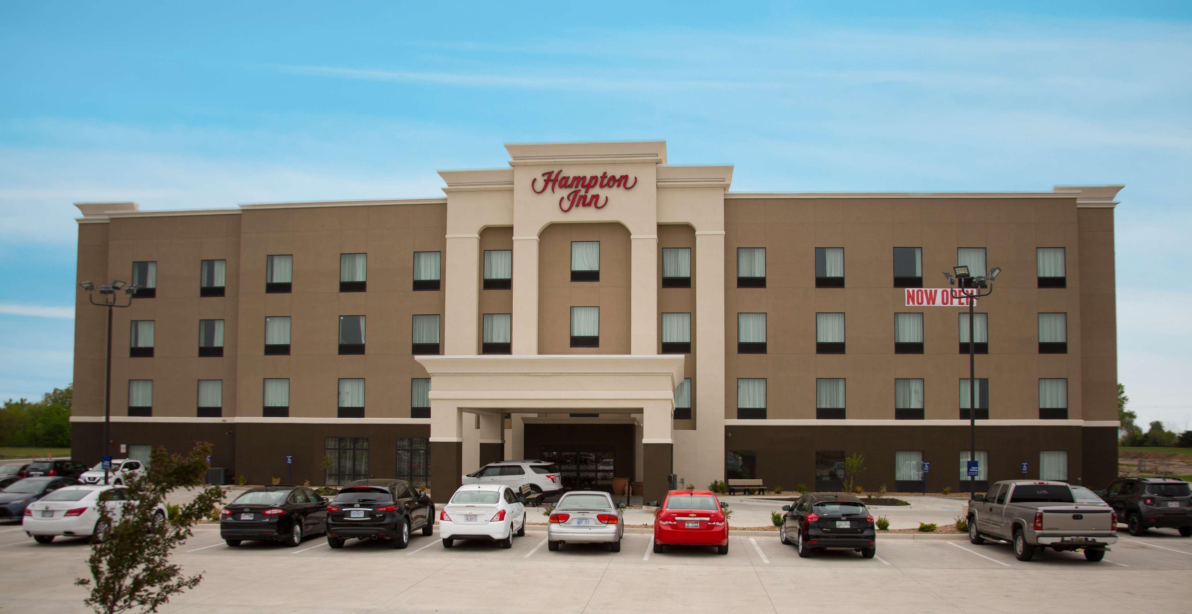 Hampton Inn Mcpherson Buitenkant foto