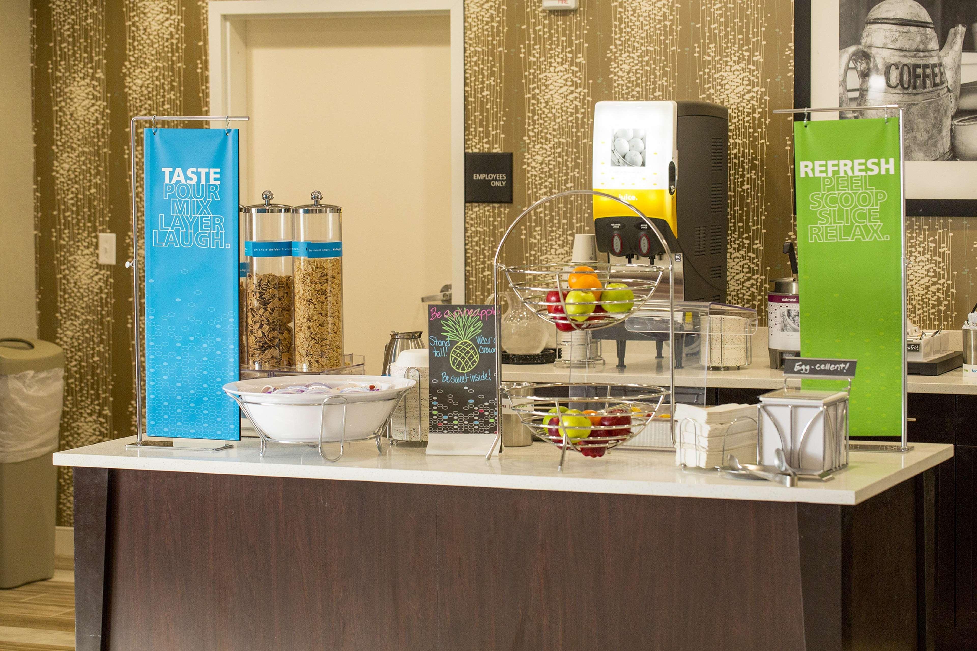 Hampton Inn Mcpherson Buitenkant foto