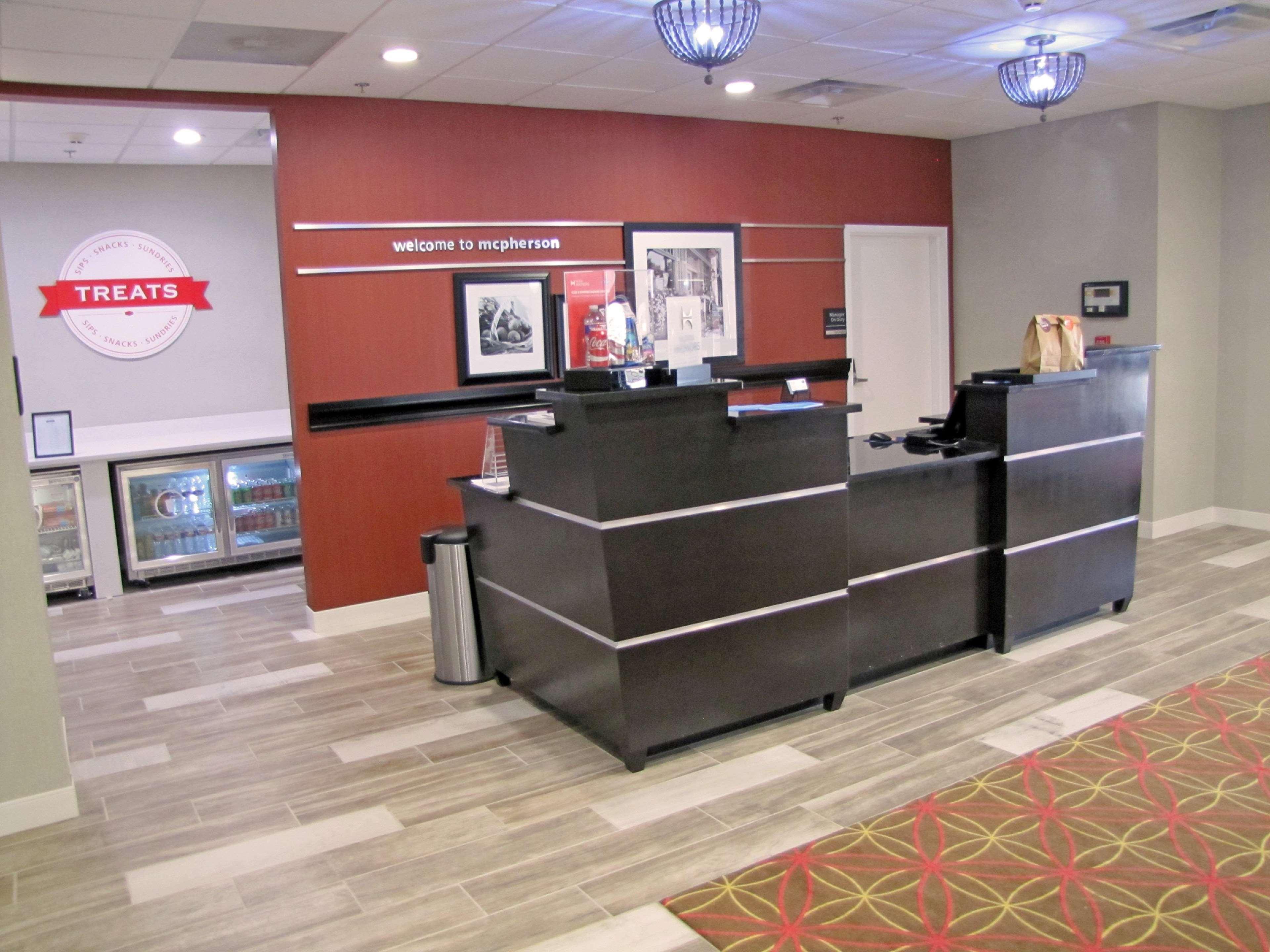Hampton Inn Mcpherson Buitenkant foto