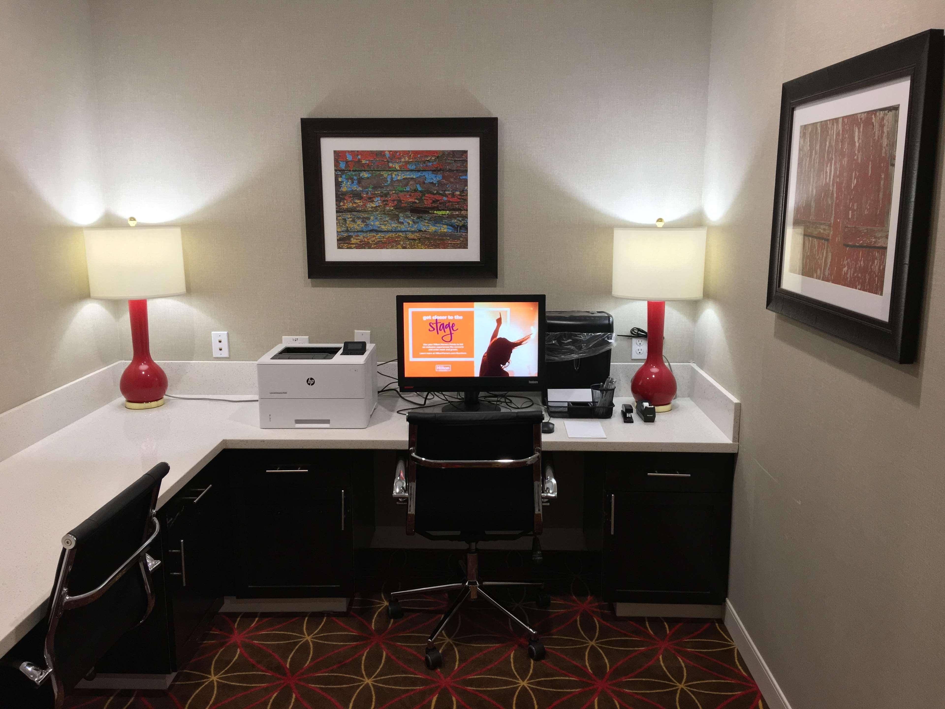 Hampton Inn Mcpherson Buitenkant foto